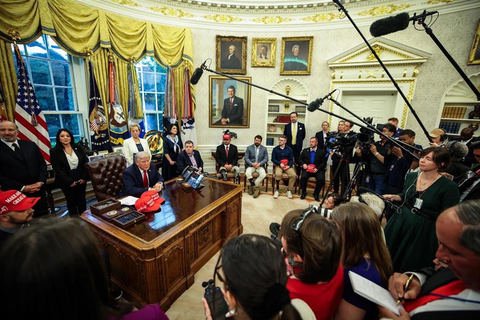 El presidente de Estados Unidos, Donald Trump, declara ante la prensa desde el Despacho Oval de la Casa Blanca