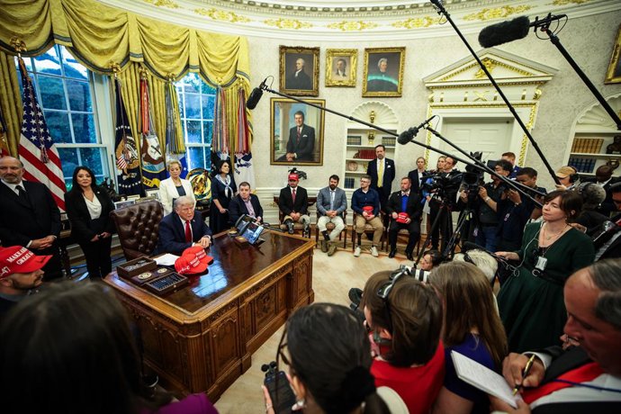 23 de abril de 2025, Washington, Distrito de Columbia, EUA: O presidente dos Estados Unidos, Donald Trump, responde a perguntas de repórteres após assinar ordens executivas no Salão Oval da Casa Branca, em 23 de abril de 2025, em Washington, D.C. Trump as