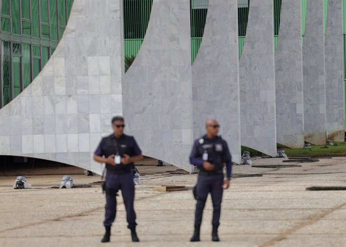 Archivo - Arquivo - Forças de segurança brasileiras do lado de fora da sede do Supremo Tribunal Federal em Brasília.