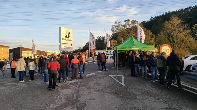 Huelga de los trabajadores de Bridgestone de Puente San Miguel el pasado 15 de abril
