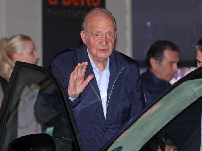 El Rey Juan Carlos sale del restaurante d'Berto donde ha cenado con amigos este miércoles tras su llegada a Sanxenxo