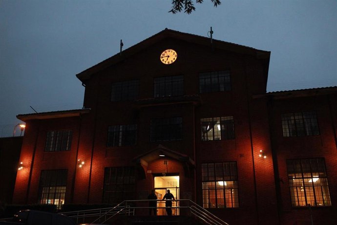 Archivo - Agentes esperan a la ejecución de un hombre en la Penitenciaría Estatal de Texas en Huntsville, en octubre de 2011 (archivo)