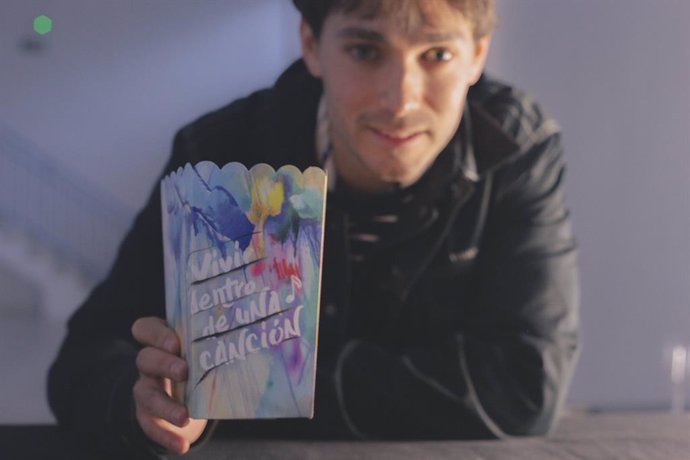 P.vázquez-vázquez en en la presentación de Vivir dentro de una canción