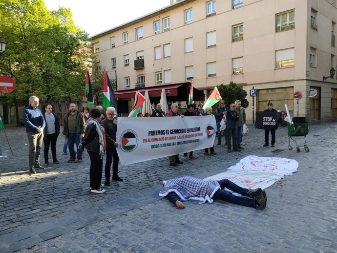 Concentración en apoyo a Palestina frente al Parlamento riojano