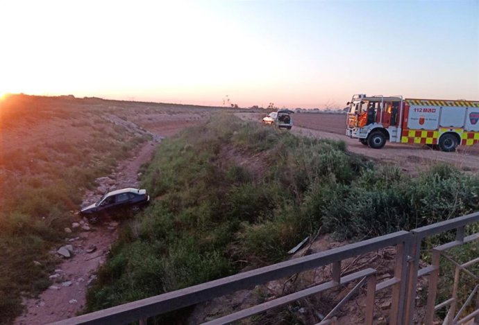 El coche siniestrado, en el canal del trasvase Tajo-Segura