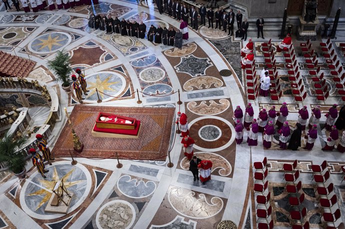 Llegada del féretro del Papa Francisco I a la Basílica de San Pedro, a 23 de abril de 2025, en Ciudad del Vaticano.