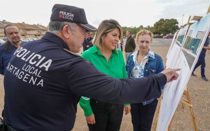 La alcaldesa, Noelia Arroyo, y un agente de la Policía Local revisan el proyecto