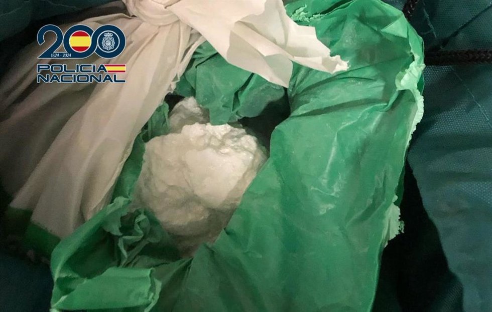 Cocaína arrojada por los detenidos desde el coche