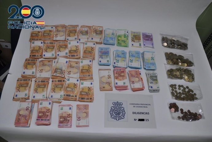 Dinero aprehendido por la Policía Nacional a un empleado tras sustraer la caja fuerte del negocio en el que trabajaba.