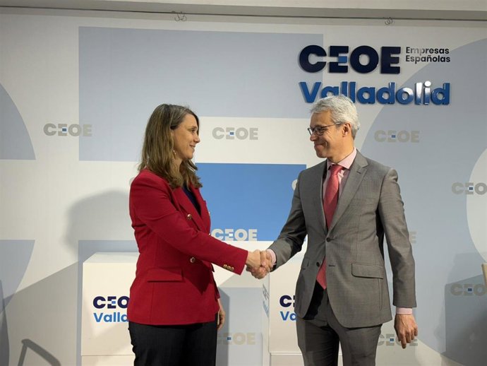 La presidenta de CEOE Valladolid, Ángela de Miguel, y el director de la planta de Michelin en Valladolid, Bruno Arias,  tras la firma del acuerdo.