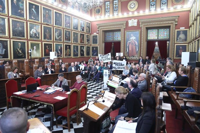 Archivo - Varias personas con carteles durante un pleno del Ayuntamiento de Palma de Mallorca, en las Corts Baleares, a 30 de enero de 2025, en Palma de Mallorca, Mallorca, Baleares (España). 