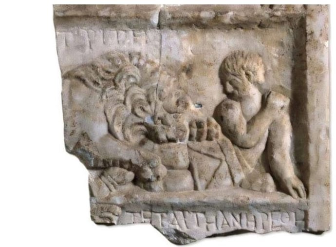 Relieve de mármol con león y gladiador.