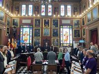 El pleno de Cort guarda un minuto de silencio en memoria del Papa Francisco