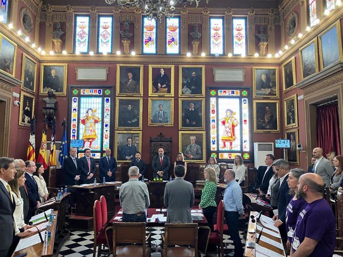 Los regidores del Ayuntamiento de Palma guardan un minuto de silencio en memoria del Papa Francisco.