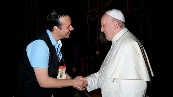 Mauricio López con el papa Francisco.