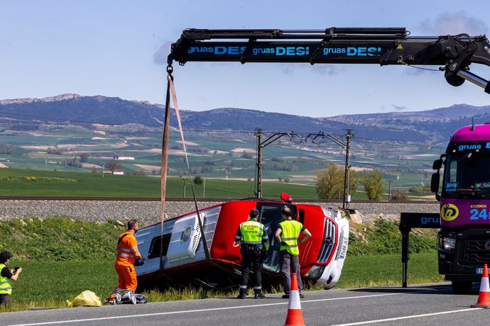 Servicios de seguridad y emergencias intervienen en el punto donde se ha producido una colisión entre un minibús, un turismo y una caravana en Berzosa de Bureba (Burgos).