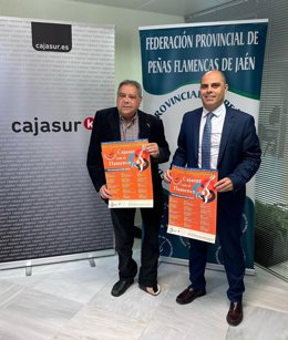 El presidente de la Federación Provincial de Peñas Flamencas, Francisco Viedma (iz), y el jefe de zona de Cajasur Jaén, Juan Bergillos.