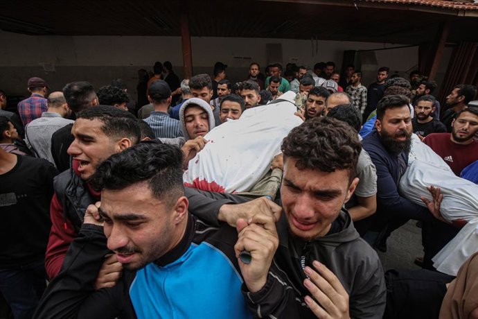 Palestinos carregam um corpo morto após um ataque do exército israelense à Cidade de Gaza, no norte da Faixa de Gaza (arquivo).