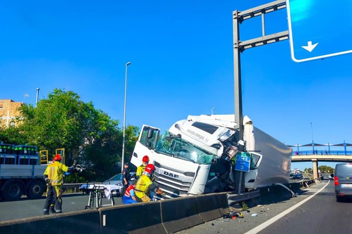 Un camión subre un accidente tras salirse de la vía en la A-49.