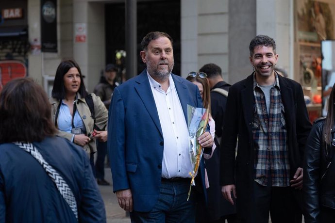 El presidente de Esquerra Republicana de Catalunya, Oriol Junqueras (c), recorre la Fira de Llibres de Barcelona, a 23 de abril de 2025, en Barcelona, Cataluña (España). Barcelona vuelve a vivir una nueva Diada de Sant Jordi, en la que se llena de libros 