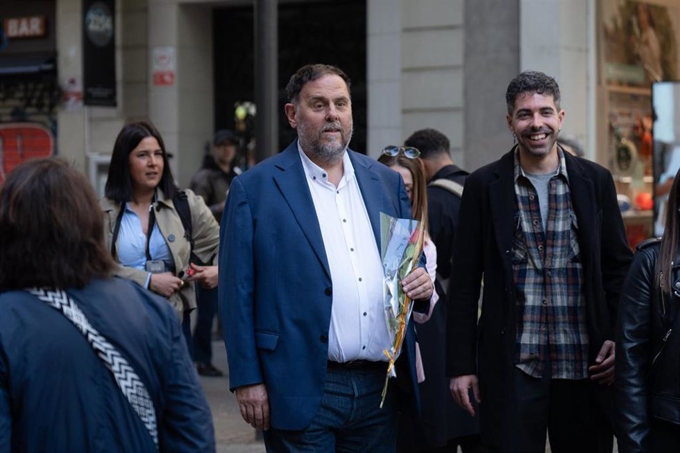 El presidente de Esquerra Republicana de Catalunya, Oriol Junqueras (c), recorre la Fira de Llibres de Barcelona, a 23 de abril de 2025, en Barcelona, Cataluña (España). Barcelona vuelve a vivir una nueva Diada de Sant Jordi, en la que se llena de libro