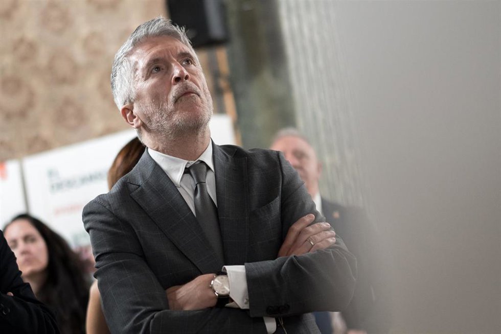 El ministro del Interior, Fernando Grande-Marlaska, inaugura la exposición 'El Descanso, 40 años del primer atentado yihadista masivo en España', en la sede de la Delegación del Gobierno, a 8 de abril de 2025, en Madrid (España).