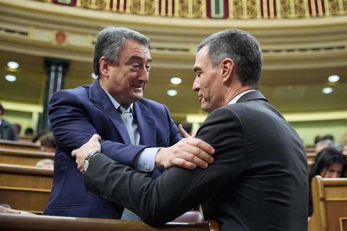 Archivo - El presidente del Gobierno, Pedro Sánchez (d), y el presidente del EBB del PNV, Aitor Estaban (i), (Archivo),