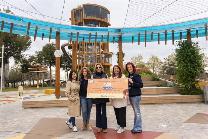 Puerto Venecia entrega el cheque del Zagazudo a la Fundación Atención Temprrana.