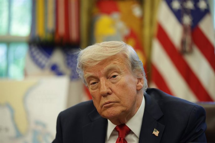 23 de abril de 2025, Washington, Distrito de Colúmbia, EUA: O presidente dos Estados Unidos, Donald Trump, assina ordens executivas no Salão Oval da Casa Branca, em 23 de abril de 2025, em Washington, D.C. As ordens assinadas hoje se concentram na educaçã