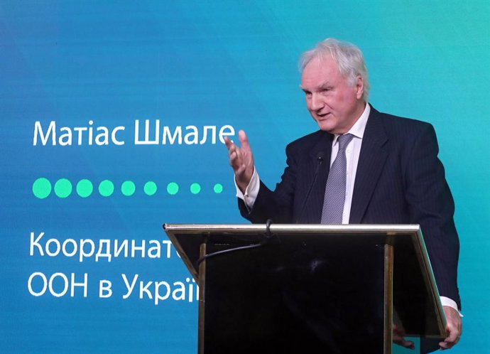 Archivo - Arquivo - Matthias Schmale, coordenador humanitário da ONU para a Ucrânia, durante uma coletiva de imprensa em Kiev em outubro de 2024 (arquivo).