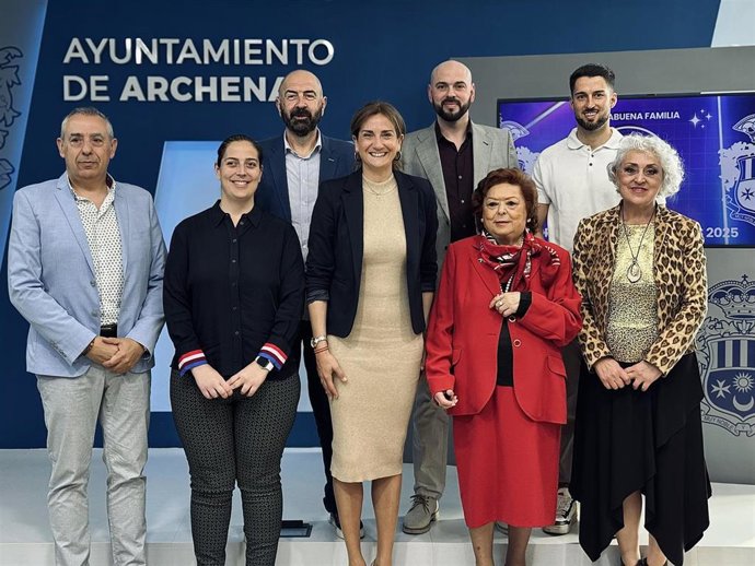 La alcaldesa de Archena recibe a varias generaciones de la saga familiar