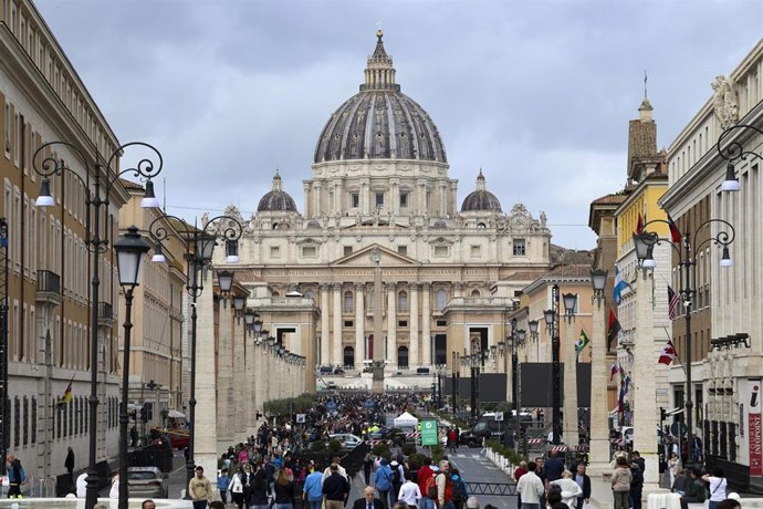 24 April 2025, Vatican, Vatican City: People queue to pay respects as the body of Pope Francis lies in state inside St. Peter's Basilica. 