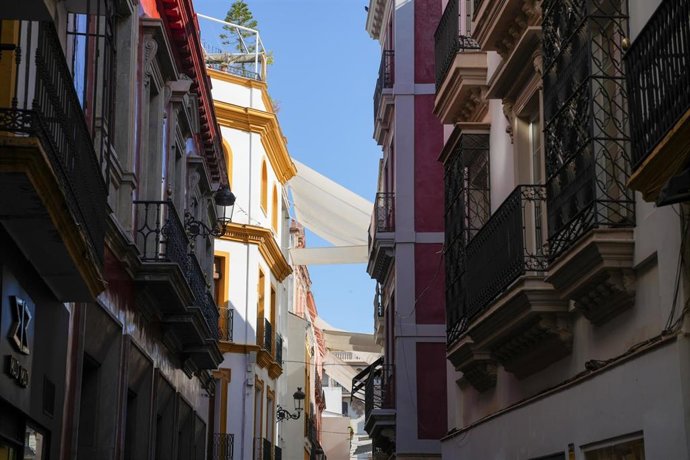 Toldos en las calles del centro de Sevilla.