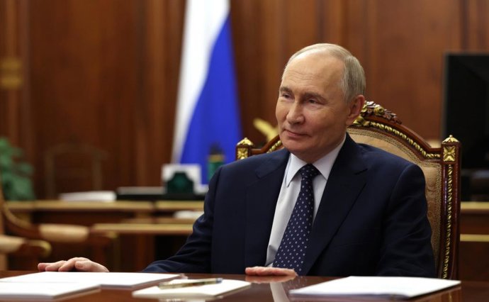 10 de abril de 2025, Moscou, Oblast de Moscou, Rússia: O presidente russo, Vladimir Putin, ouve o diretor geral do DOM.RF, Vitaly Mutko, apresentar seu relatório durante uma reunião presencial no Kremlin, em 10 de abril de 2025, em Moscou, Rússia: 9865611