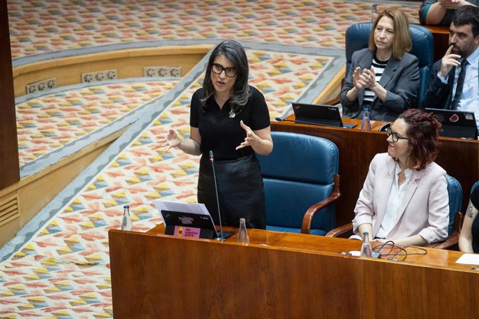 La portavoz de Más Madrid en la Asamblea de Madrid, Manuela Bergerot, interviene durante un pleno en la Asamblea de Madrid, a 24 de abril de 2025, en Madrid (España).