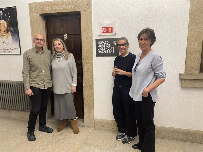 Archivo - Gonzalo Muíños, Mila Castro, Mercedes Rosón y Marta Álvarez en el ayuntamiento de Santiago.
