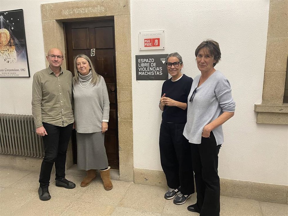Archivo - Gonzalo Muíños, Mila Castro, Mercedes Rosón y Marta Álvarez en el ayuntamiento de Santiago.
