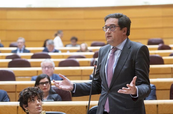 El ministro para la Transformación Digital y la Función Pública, Óscar López, interviene durante una sesión de control en el Senado, a 8 de abril de 2025, en Madrid (España).