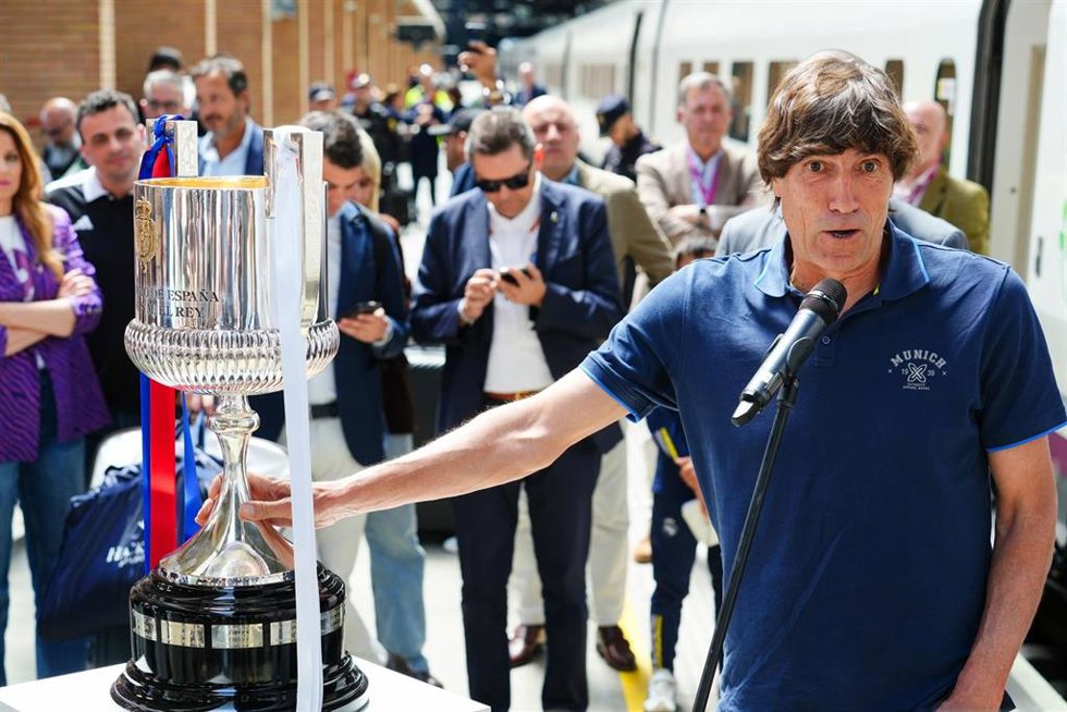 La Copa del Rey de fútbol llega a Sevilla de manos de los futbolistas Julio Salinas y Pepe. A 23 de abril de 2025 en Sevilla, Andalucía (España). 