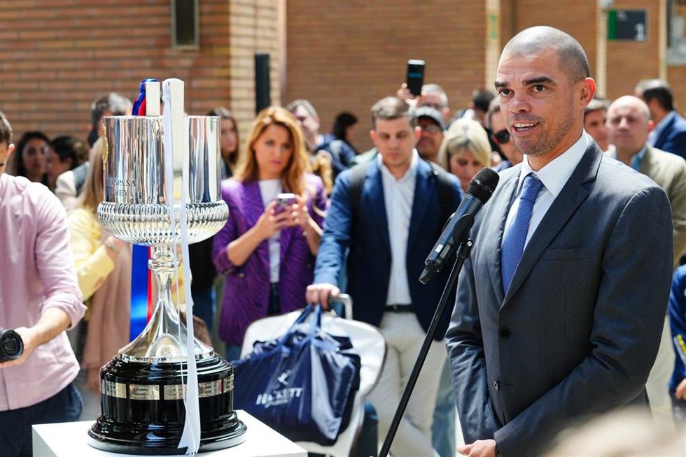 El exdefensa portugués Pepe junto al trofeo de la Copa del Rey de fútbol