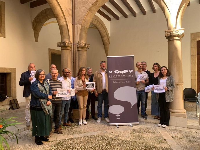 Presentación de la Ley de la Sociedad Civil por parte de representantes del Fòrum de la Societat Civil y de PSIB, MÉS per Mallorca y Unidas Podemos.