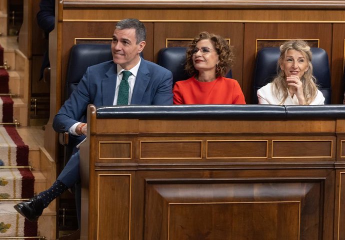 (E-D) O presidente do governo, Pedro Sánchez, a ministra da Fazenda, María Jesús Montero, e a segunda vice-presidente, Yolanda Díaz, durante uma sessão plenária no Congresso dos Deputados, em 26 de março de 2025, em Madri (Espanha).