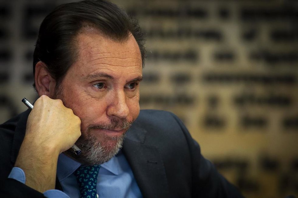 El ministro de Transportes y Movilidad Sostenible, Óscar Puente Santiago, comparece ante la Comisión del caso Koldo, en el Senado, a 24 de abril de 2025, en Madrid (España).
