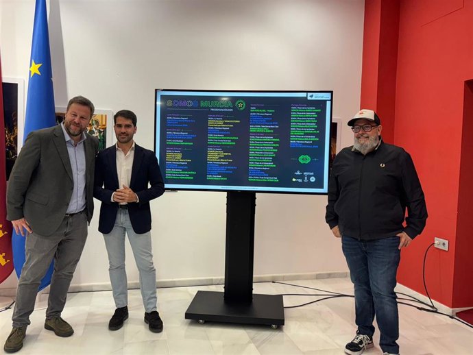 El concejal de Cultura e Identidad, Diego Avilés, presenta esta iniciativa acompañado por José Manuel Piñero, responsable de WARM UP Estrella de Levante, y el responsable de Comunicación y Relaciones Externas de Estrella de Levante