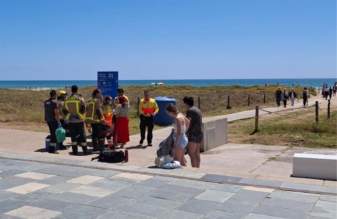 Un policía nacional fuera de servicio salva a un bañista en Castelldefels (Barcelona)