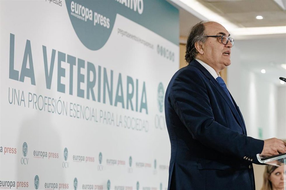 El presidente de la Organización Colegial Veterinaria (OCV), Luis Alberto Calvo, durante el Encuentro informativo de Europa Press La veterinaria, una profesión esencial para la sociedad', a 24 de abril de 2025, en Madrid (España).