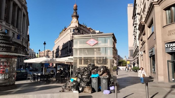 Archivo - Acumulación de basura en la Puerta del Sol