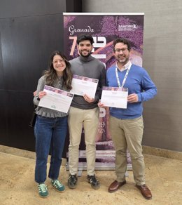 Angel León, Isabel Murciano y Jesús Gallego, profesionales de la Unidad de Medicina Física y Rehabilitación del Hospital Universitario Puerta del Mar de Cádiz, con los diplomas que acreditan sus premios en el congreso andaluz de la especialidad
