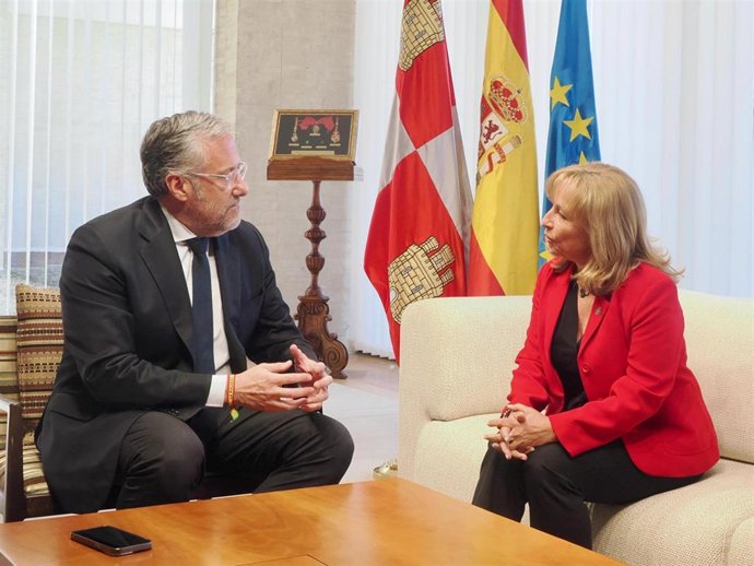 El presidente de las Cortes de CyL recibe en su despacho a la nueva presidenta del TSJCyL, Ana de Ser.