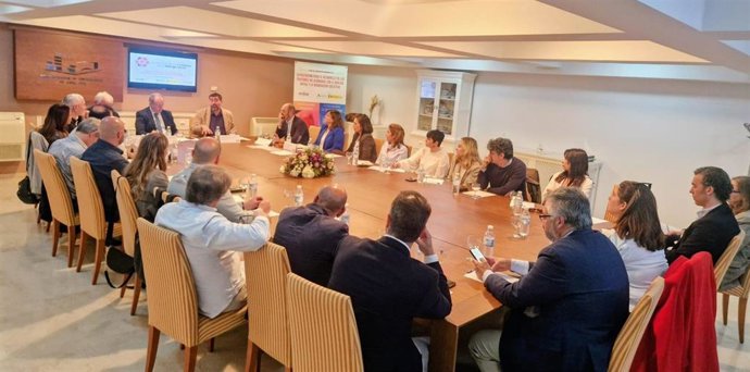 Imagen del V Encuentro del ciclo 'La Industria de los Cuidados en el Diálogo Social' entre Cecua y CEA.